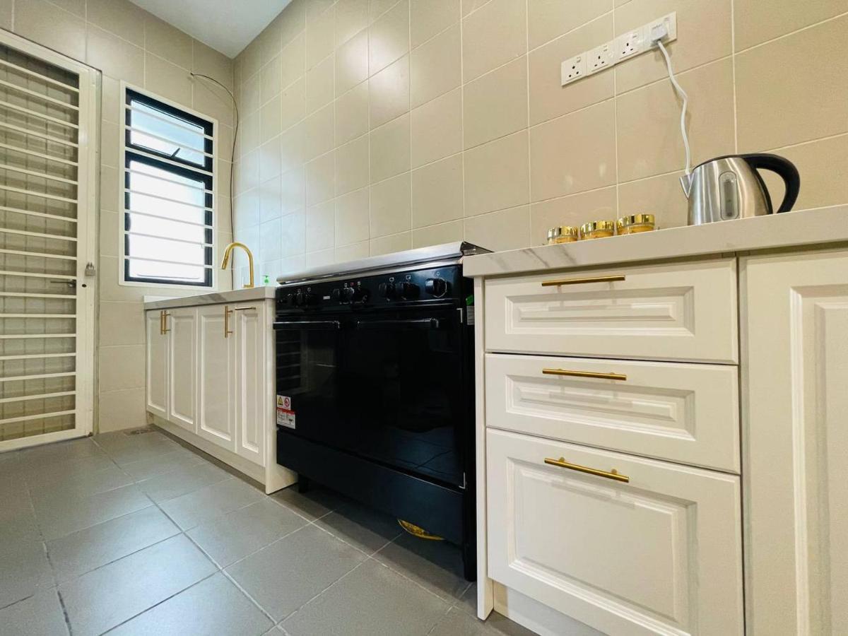 Homestay 3Br Near Setia Alam Шах Алам Екстериор снимка
